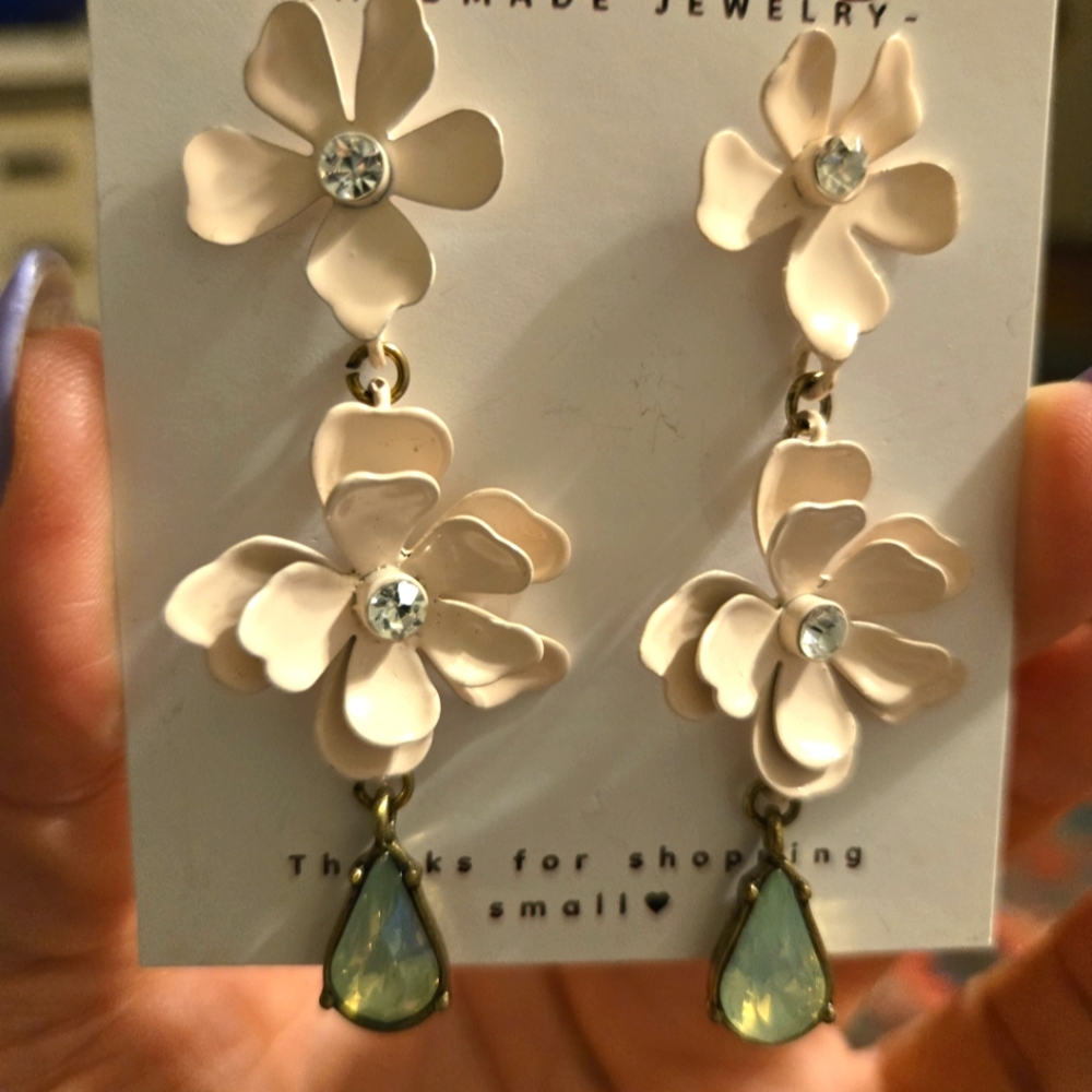 Flower earrings with green stone